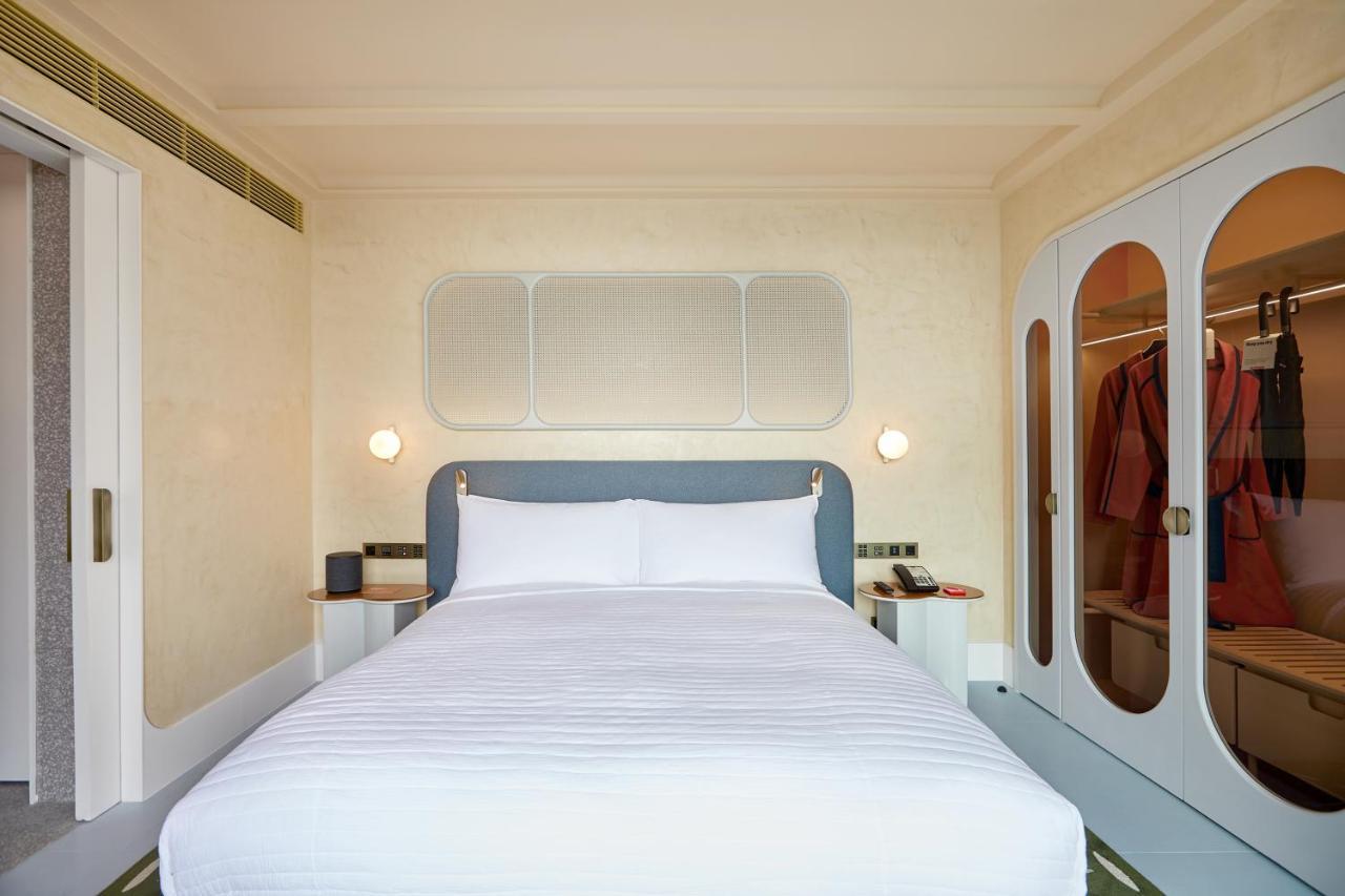 The Standard, Bangkok Mahanakhon Exterior foto A bedroom at the hotel