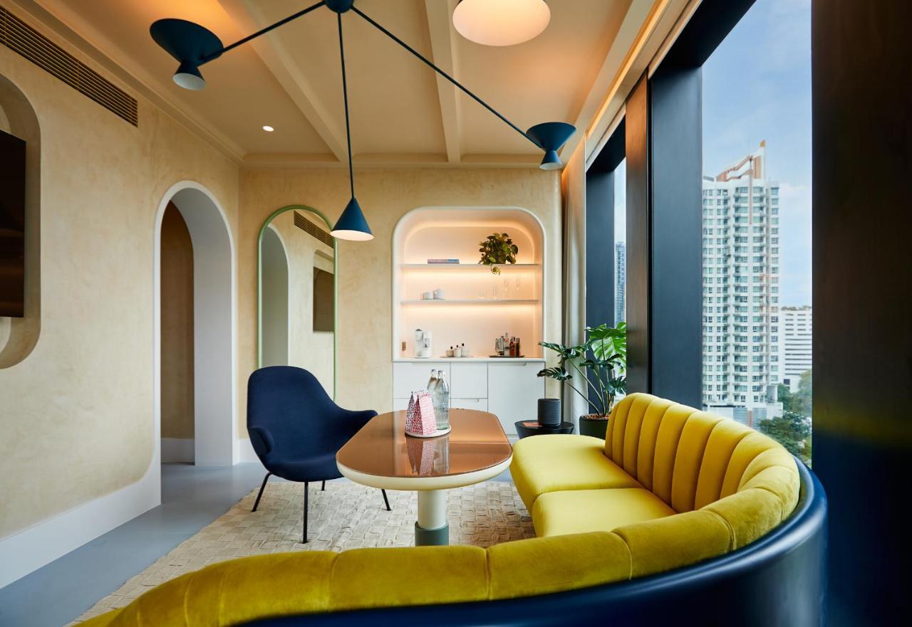 The Standard, Bangkok Mahanakhon Exterior foto The living room of a three-bedroom apartment at The Landmark