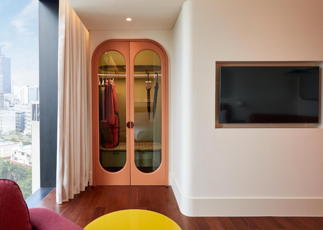 The Standard, Bangkok Mahanakhon Exterior foto A walk-in closet