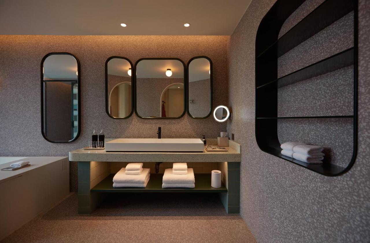 The Standard, Bangkok Mahanakhon Exterior foto Bathroom
