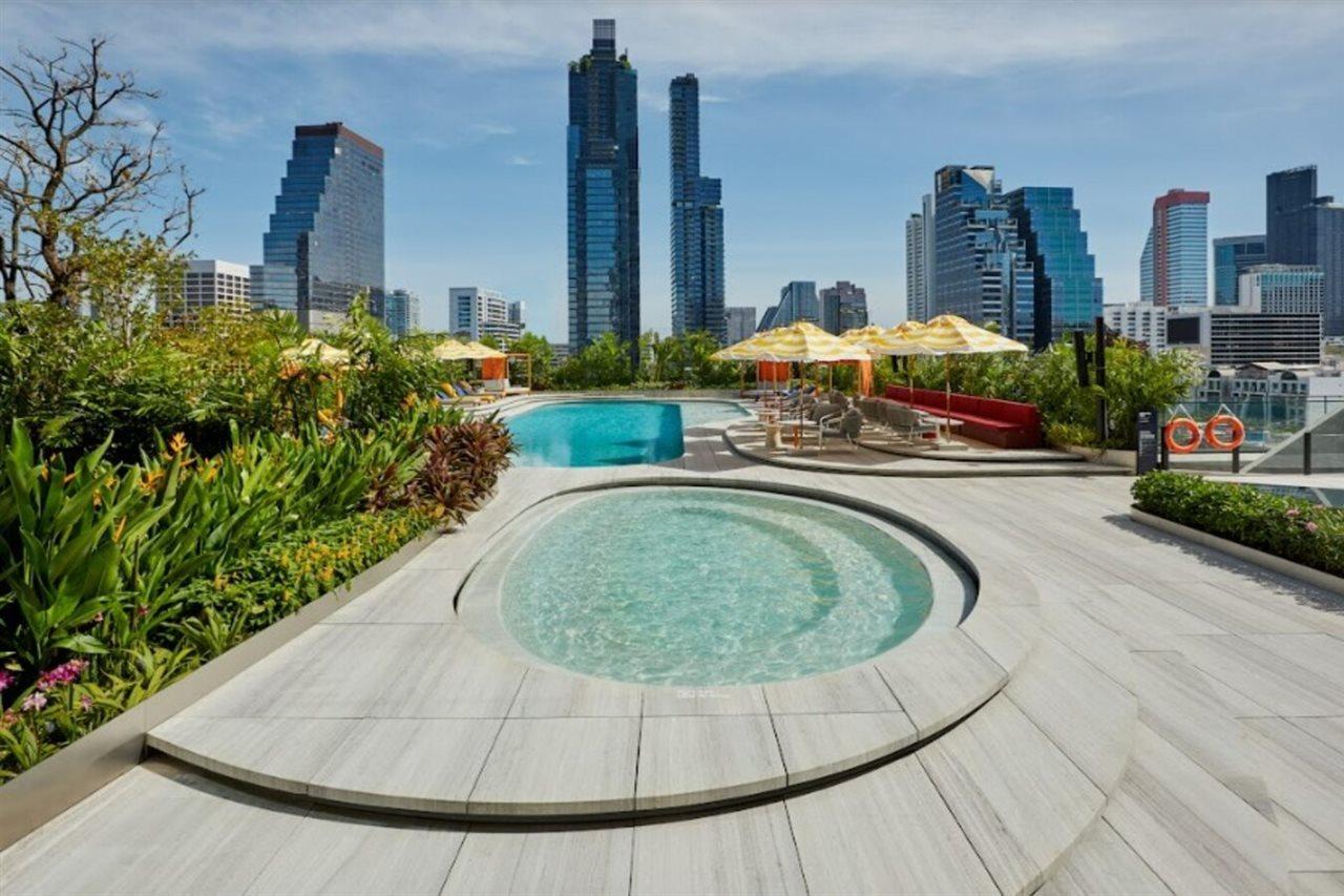 The Standard, Bangkok Mahanakhon Exterior foto The rooftop pool at the hotel