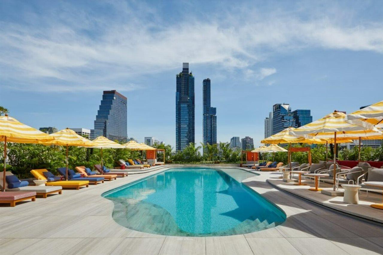 The Standard, Bangkok Mahanakhon Exterior foto The rooftop pool at the Standard East Village
