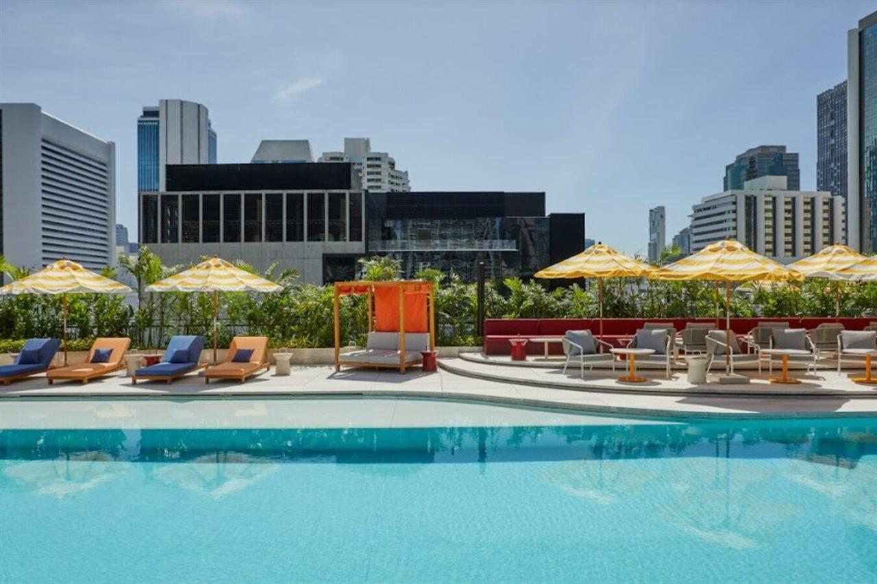 The Standard, Bangkok Mahanakhon Exterior foto The rooftop pool at the hotel