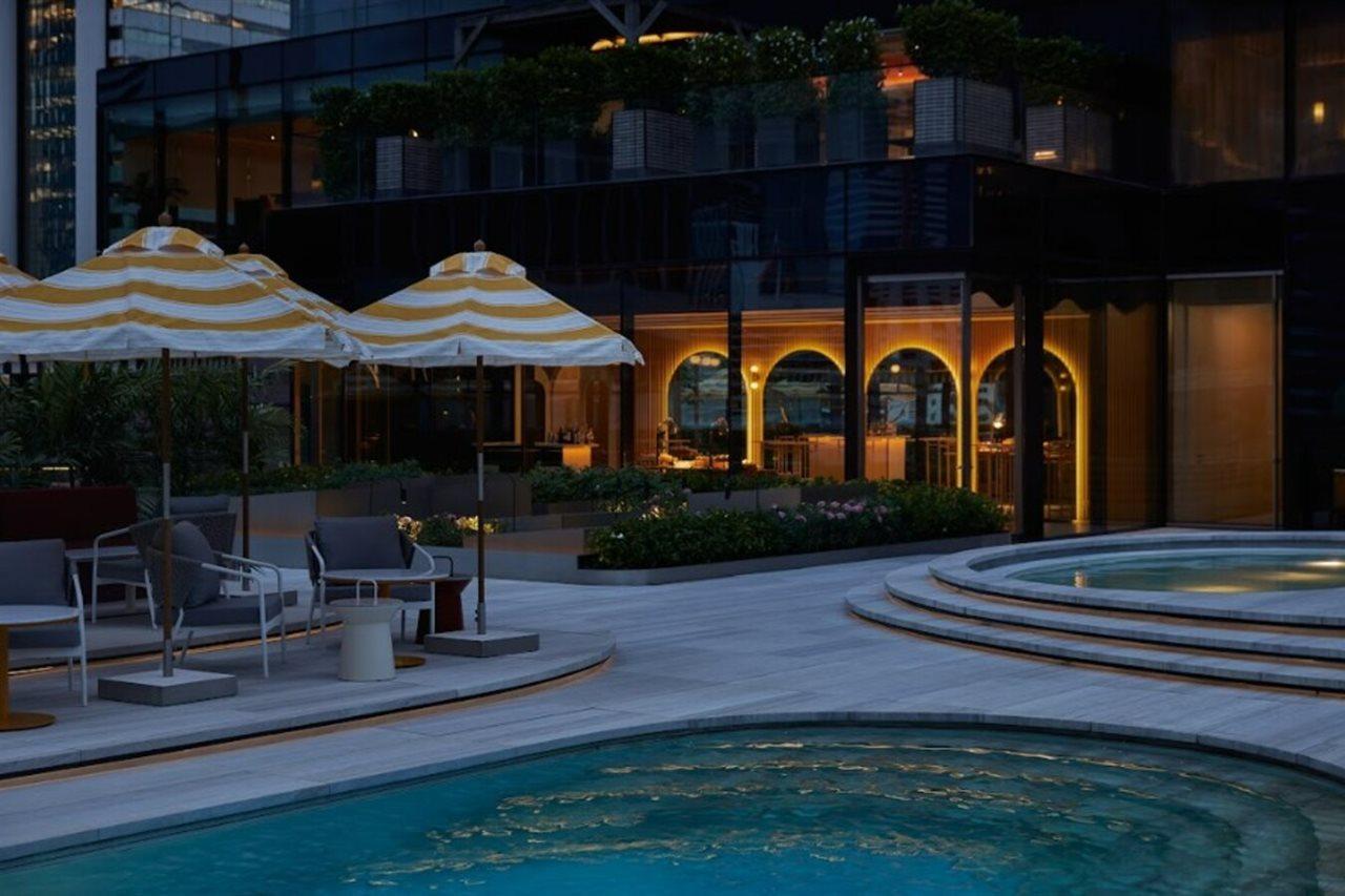The Standard, Bangkok Mahanakhon Exterior foto The swimming pool at the hotel