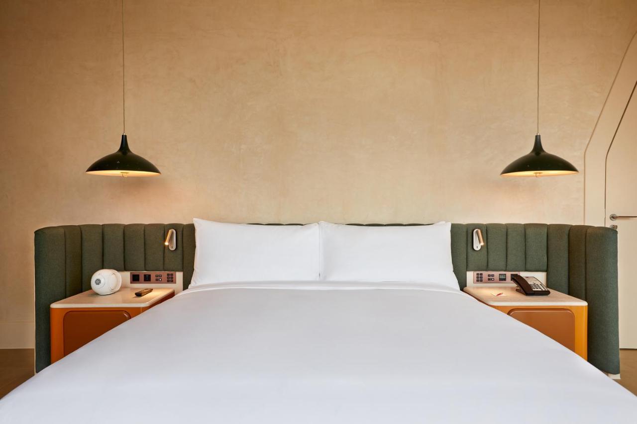 The Standard, Bangkok Mahanakhon Exterior foto A bedroom at the hotel