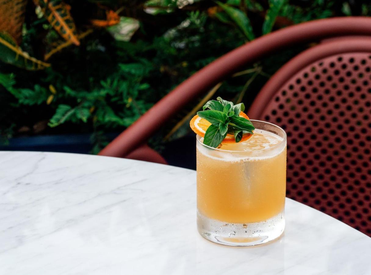 The Standard, Bangkok Mahanakhon Exterior foto A whiskey sour