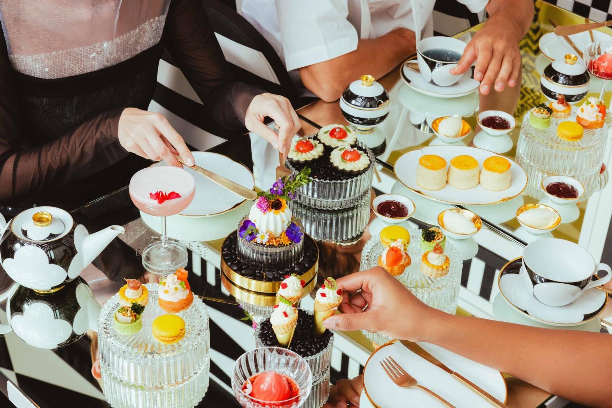 The Standard, Bangkok Mahanakhon Exterior foto A selection of desserts