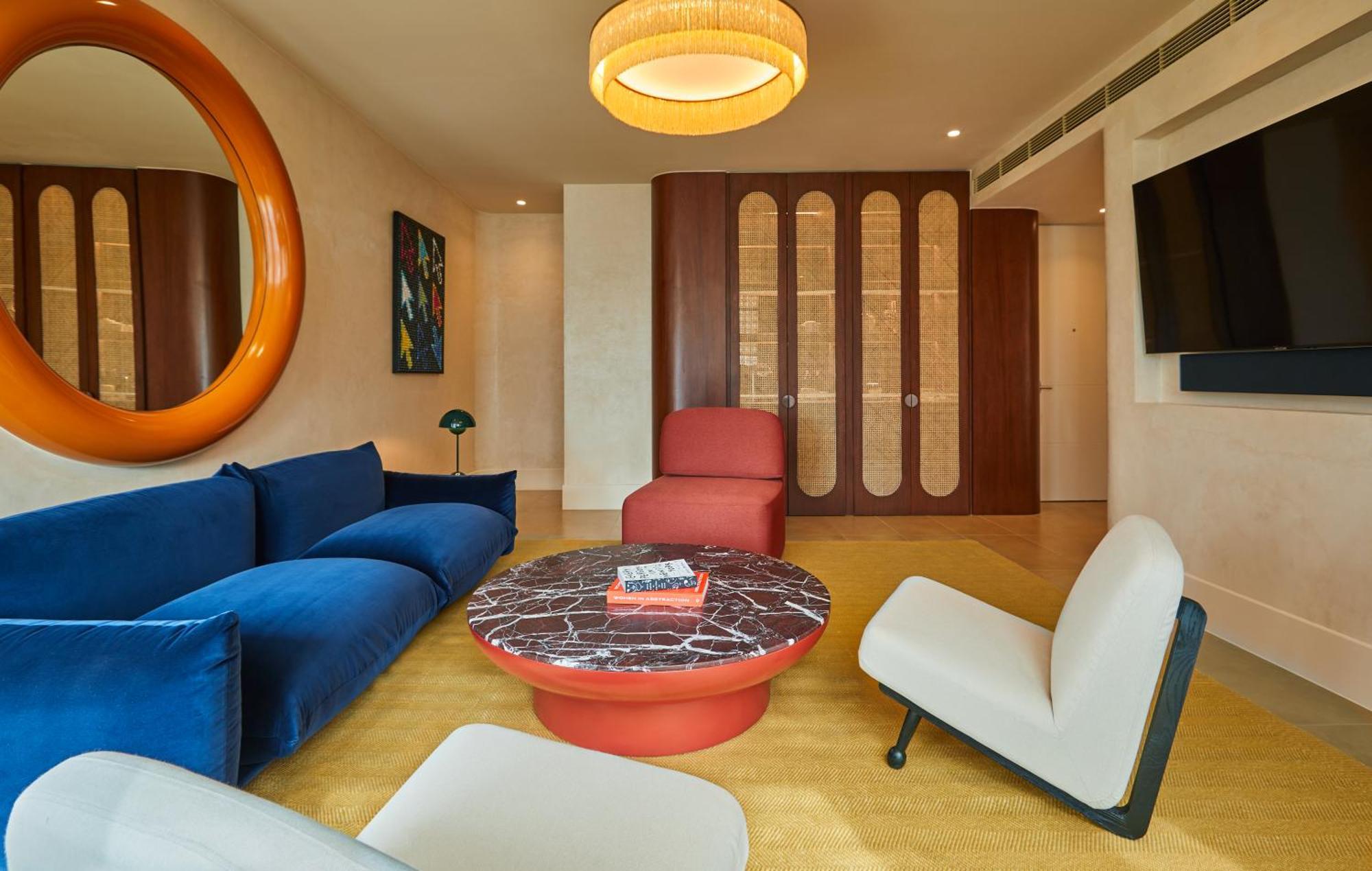The Standard, Bangkok Mahanakhon Habitación foto A living room at the Taj Mahal Palace